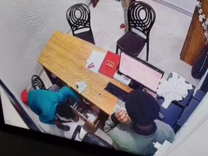 Pune Robbery Video: 4 Armed Men Rob Petrol Pump in Ambegaon; CCTV Captures Entire Incident | Pune Robbery Video: 4 Armed Men Rob Petrol Pump in Ambegaon; CCTV Captures Entire Incident