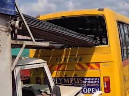 Pune School Bus Accident: Steel Bars From Pickup Truck Pierce Vehicle; 8 Children Injured (VIDEO) | Pune School Bus Accident: Steel Bars From Pickup Truck Pierce Vehicle; 8 Children Injured (VIDEO)
