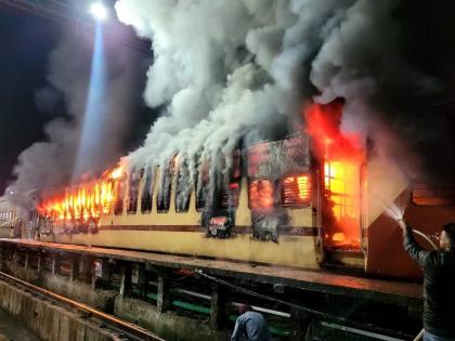 Pune Train Fire: Major Blaze Engulfs Stationary Train Coach at Pune Railway Station's Cleaning Yard (Watch Video) | Pune Train Fire: Major Blaze Engulfs Stationary Train Coach at Pune Railway Station's Cleaning Yard (Watch Video)
