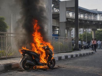 Pune: Two-Wheeler Catches Fire Near Metro Station, No Injuries Reported | Pune: Two-Wheeler Catches Fire Near Metro Station, No Injuries Reported Pune: Two-Wheeler Catches Fire Near Metro Station, No Injuries Reported | Pune: Two-Wheeler Catches Fire Near Metro Station, No Injuries Reported