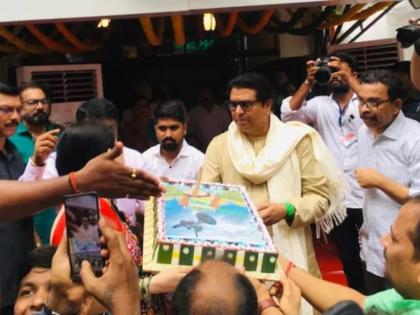 MNS Chief Raj Thackeray cuts birthday cake with Aurangzeb's picture | MNS Chief Raj Thackeray cuts birthday cake with Aurangzeb's picture