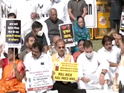 Rahul Gandhi along with his Congress leaders group protest against fuel price hike | Rahul Gandhi along with his Congress leaders group protest against fuel price hike