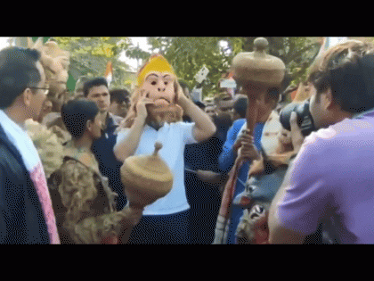 Bharat Jodo Nyay Yatra in Assam: Rahul Gandhi Donns 'Bajrang Bali' Mask on Public Request - Watch Video | Bharat Jodo Nyay Yatra in Assam: Rahul Gandhi Donns 'Bajrang Bali' Mask on Public Request - Watch Video Bharat Jodo Nyay Yatra in Assam: Rahul Gandhi Donns 'Bajrang Bali' Mask on Public Request - Watch Video | Bharat Jodo Nyay Yatra in Assam: Rahul Gandhi Donns 'Bajrang Bali' Mask on Public Request - Watch Video
