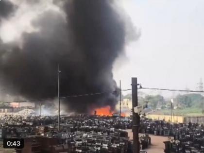 Chhattisgarh Fire: Huge Blaze Erupts at Transformers Kept Near Power Company’s Sub-Station in Raigarh (Watch Video) | Chhattisgarh Fire: Huge Blaze Erupts at Transformers Kept Near Power Company’s Sub-Station in Raigarh (Watch Video) Chhattisgarh Fire: Huge Blaze Erupts at Transformers Kept Near Power Company’s Sub-Station in Raigarh (Watch Video) | Chhattisgarh Fire: Huge Blaze Erupts at Transformers Kept Near Power Company’s Sub-Station in Raigarh (Watch Video)