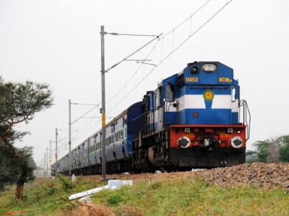 Train runs for 200 km without halting from Lalitpur to Bhopal to save 3-year-old | Train runs for 200 km without halting from Lalitpur to Bhopal to save 3-year-old