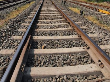 Nagpur: 19 years old Engineering student with earphones plugged in dies after hit by train | Nagpur: 19 years old Engineering student with earphones plugged in dies after hit by train