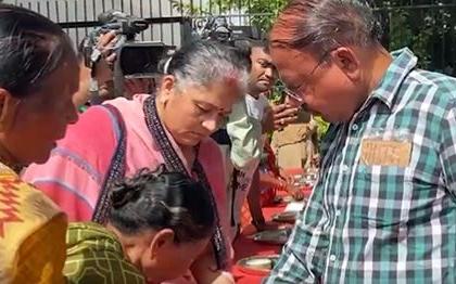 Raksha Bandhan 2024: Sisters Tie Rakhi To Their Imprisoned Brothers In Rajkot Jail (Watch Video) | Raksha Bandhan 2024: Sisters Tie Rakhi To Their Imprisoned Brothers In Rajkot Jail (Watch Video) Raksha Bandhan 2024: Sisters Tie Rakhi To Their Imprisoned Brothers In Rajkot Jail (Watch Video) | Raksha Bandhan 2024: Sisters Tie Rakhi To Their Imprisoned Brothers In Rajkot Jail (Watch Video)