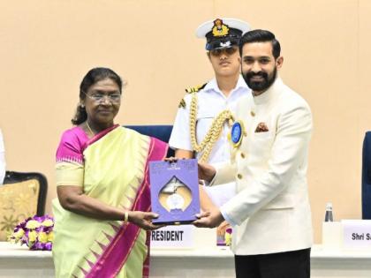 “He Held My Arm and Wept”: Vikrant Massey Recalls the Moment 12th Fail Became Unforgettable | “He Held My Arm and Wept”: Vikrant Massey Recalls the Moment 12th Fail Became Unforgettable