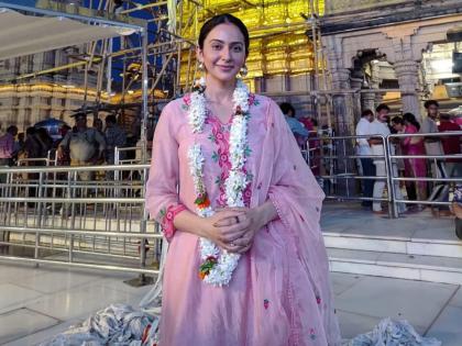 Rakul Preet Singh Visits Kashi Vishwanath Amidst Pati Patni Aur Woh Shoot, Shares Heartfelt Post | Rakul Preet Singh Visits Kashi Vishwanath Amidst Pati Patni Aur Woh Shoot, Shares Heartfelt Post Rakul Preet Singh Visits Kashi Vishwanath Amidst Pati Patni Aur Woh Shoot, Shares Heartfelt Post | Rakul Preet Singh Visits Kashi Vishwanath Amidst Pati Patni Aur Woh Shoot, Shares Heartfelt Post