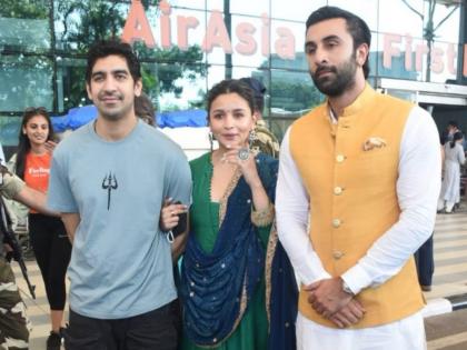 Ranbir Kapoor, Alia stopped by Bajrang Dal activists from entering Ujjain temple; over beef remark | Ranbir Kapoor, Alia stopped by Bajrang Dal activists from entering Ujjain temple; over beef remark