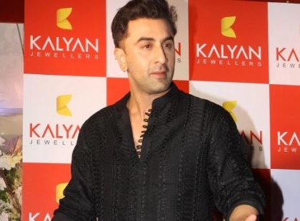 Ranbir Kapoor Shocked by Photographer's Verbal Abuse at Surat Event, Animal Actor's Reaction Goes Viral (Watch Video) | Ranbir Kapoor Shocked by Photographer's Verbal Abuse at Surat Event, Animal Actor's Reaction Goes Viral (Watch Video)