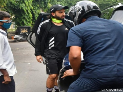 Ranveer Singh escapes unhurt after his car gets hit by a bike in Mumbai | Ranveer Singh escapes unhurt after his car gets hit by a bike in Mumbai