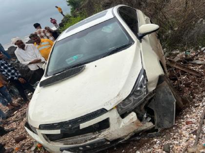 Maharashtra: Car Plunges Into Valley in Aare Ware Near Ratnagiri While Tourist Couple Clicks Photos | Maharashtra: Car Plunges Into Valley in Aare Ware Near Ratnagiri While Tourist Couple Clicks Photos Maharashtra: Car Plunges Into Valley in Aare Ware Near Ratnagiri While Tourist Couple Clicks Photos | Maharashtra: Car Plunges Into Valley in Aare Ware Near Ratnagiri While Tourist Couple Clicks Photos