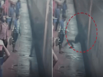Maharashtra: Youth Falls While Getting Off Moving Train at Ratnagiri Railway Station, Rescued by RPF Jawans and Vendor; Video Surfaces | Maharashtra: Youth Falls While Getting Off Moving Train at Ratnagiri Railway Station, Rescued by RPF Jawans and Vendor; Video Surfaces Maharashtra: Youth Falls While Getting Off Moving Train at Ratnagiri Railway Station, Rescued by RPF Jawans and Vendor; Video Surfaces | Maharashtra: Youth Falls While Getting Off Moving Train at Ratnagiri Railway Station, Rescued by RPF Jawans and Vendor; Video Surfaces