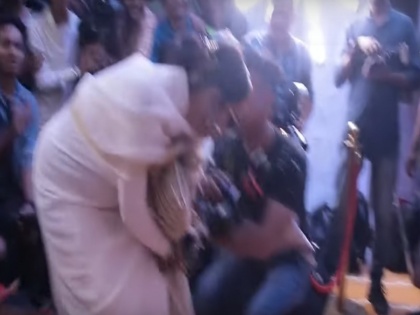 Veteran actress Rekha escapes unhurt after she loses her balance: Watch Video | Veteran actress Rekha escapes unhurt after she loses her balance: Watch Video