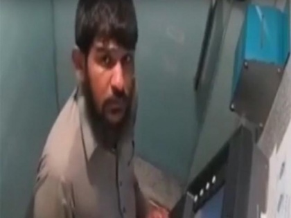 Viral Video! Thief makes faces at camera while stealing in ATM, video goes viral | Viral Video! Thief makes faces at camera while stealing in ATM, video goes viral