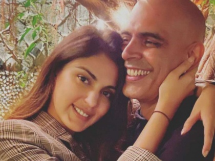 Rajiv Lakshman issues apology after his party pictures with Rhea goes viral! | Rajiv Lakshman issues apology after his party pictures with Rhea goes viral!
