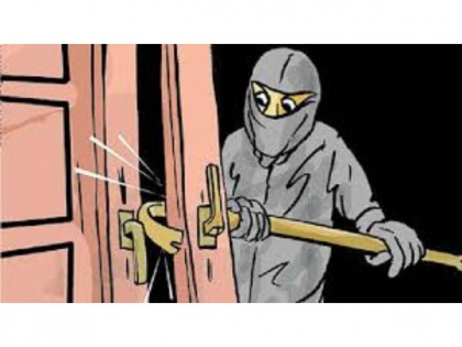 Two unidentified persons loot 65-year-old woman in her flat | Two unidentified persons loot 65-year-old woman in her flat
