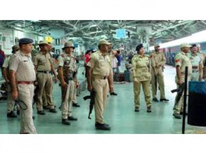 Watch Video! RPF staff saves life of a passenger who fell from a moving train at Kalyan railway station | Watch Video! RPF staff saves life of a passenger who fell from a moving train at Kalyan railway station