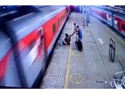 Watch Video! Mumbai: Constable saves life of man who fell trying to get down from a moving train | Watch Video! Mumbai: Constable saves life of man who fell trying to get down from a moving train