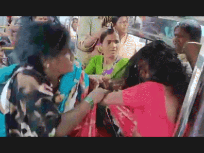 Women Fight in Bus: Ugly Brawl Breaks Out Between Passengers on Bus Over Seats in Telangana; Video Goes Viral | Women Fight in Bus: Ugly Brawl Breaks Out Between Passengers on Bus Over Seats in Telangana; Video Goes Viral