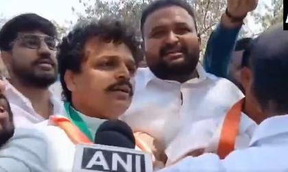 Pune Bus Rape Case: Indian Youth Congress Workers Protest Outside Lashkar Police Station Demanding Death Sentence to Dattatray Ramdas Gade (Watch Video) | Pune Bus Rape Case: Indian Youth Congress Workers Protest Outside Lashkar Police Station Demanding Death Sentence to Dattatray Ramdas Gade (Watch Video) Pune Bus Rape Case: Indian Youth Congress Workers Protest Outside Lashkar Police Station Demanding Death Sentence to Dattatray Ramdas Gade (Watch Video) | Pune Bus Rape Case: Indian Youth Congress Workers Protest Outside Lashkar Police Station Demanding Death Sentence to Dattatray Ramdas Gade (Watch Video)