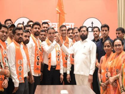 Uddhav Thackeray Loyalist, Sadanand Tharwal from Dombivli Joins Eknath Shinde Camp on Eve of Maharashtra Election 2024 | Uddhav Thackeray Loyalist, Sadanand Tharwal from Dombivli Joins Eknath Shinde Camp on Eve of Maharashtra Election 2024