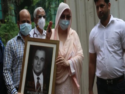 Saira Banu makes her first public appearance with a portrait of late Dilip Kumar | Saira Banu makes her first public appearance with a portrait of late Dilip Kumar