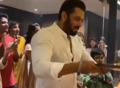 Salman Khan performs aarti, at sister Arpita Khan's residence for Ganesh Chaturthi | Salman Khan performs aarti, at sister Arpita Khan's residence for Ganesh Chaturthi