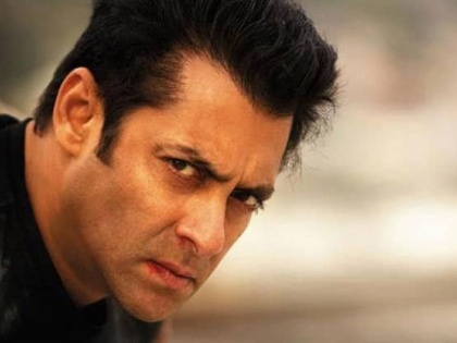 Salman Khan snatches away fan's phone after he loses his cool | Salman Khan snatches away fan's phone after he loses his cool