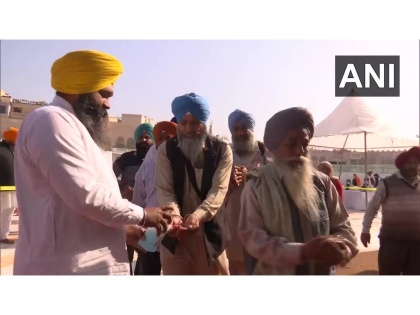 Coronavirus Alert! Temperature checking and hand sanitizers provided to devotees visiting Golden Temple | Coronavirus Alert! Temperature checking and hand sanitizers provided to devotees visiting Golden Temple