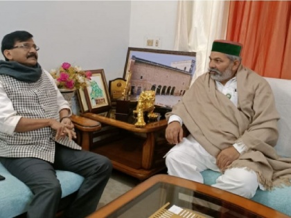 Shiv Sena Leader Sanjay Raut meets farmer leader Rakesh Tikait | Shiv Sena Leader Sanjay Raut meets farmer leader Rakesh Tikait