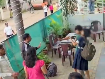 Satara Shocker: Youth Holds Knife to Minor Girl’s Throat Over One-Sided Love in Broad Daylight; Saved by Bystanders (VIDEO) | Satara Shocker: Youth Holds Knife to Minor Girl’s Throat Over One-Sided Love in Broad Daylight; Saved by Bystanders (VIDEO)