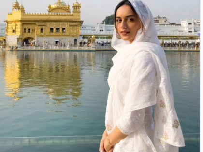 Manushi Chhillar seeks blessings at Golden Temple, Amritsar | Manushi Chhillar seeks blessings at Golden Temple, Amritsar