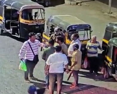 Watch: Autorickshaw driver assaults passenger over 10 rupees extra fare in Dombivali | Watch: Autorickshaw driver assaults passenger over 10 rupees extra fare in Dombivali
