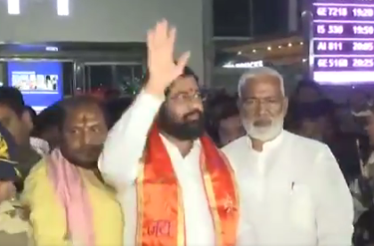 Eknath Shinde receives warm welcome at Lucknow airport | Eknath Shinde receives warm welcome at Lucknow airport