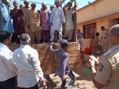 Truck carrying 63 Muslim children seized in Kolhapur | Truck carrying 63 Muslim children seized in Kolhapur