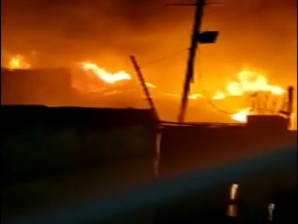 Massive fire destroys paper-cupboard warehouse in Pune's Golmarket | Massive fire destroys paper-cupboard warehouse in Pune's Golmarket Massive fire destroys paper-cupboard warehouse in Pune's Golmarket | Massive fire destroys paper-cupboard warehouse in Pune's Golmarket