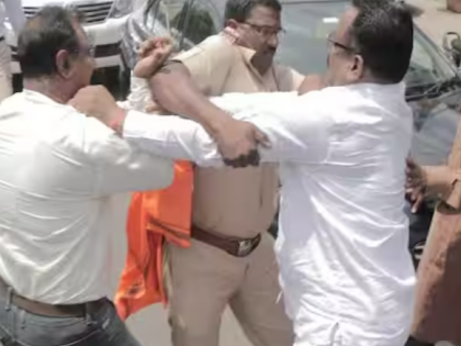 Clash erupts as Sanjay Raut's convoy crosses Shinde group's office in Nashik | Clash erupts as Sanjay Raut's convoy crosses Shinde group's office in Nashik