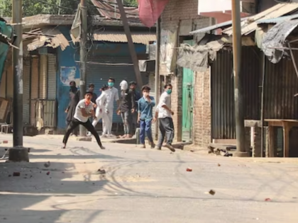 Ahmednagar: 17 arrested in connection with Samnapur stone pelting incident | Ahmednagar: 17 arrested in connection with Samnapur stone pelting incident