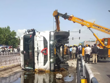 Pune: Oil tanker overturns, causing massive spill and traffic jam on Chandannagar BRT Lane | Pune: Oil tanker overturns, causing massive spill and traffic jam on Chandannagar BRT Lane