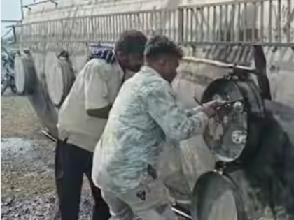 Jalgaon: Tanker accident leads to massive oil spill, public rushes to collect | Jalgaon: Tanker accident leads to massive oil spill, public rushes to collect Jalgaon: Tanker accident leads to massive oil spill, public rushes to collect | Jalgaon: Tanker accident leads to massive oil spill, public rushes to collect