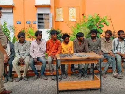 Police rescue 11 chained labourers from inhumane conditions in Dharashiv district | Police rescue 11 chained labourers from inhumane conditions in Dharashiv district