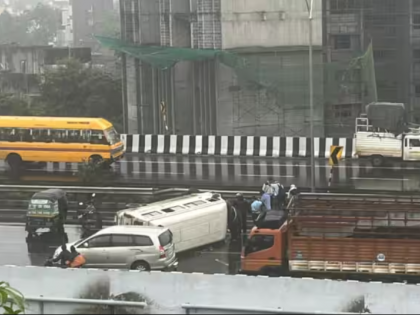 Tempo traveller overturns on Pune-Bangalore highway, causes traffic jam | Tempo traveller overturns on Pune-Bangalore highway, causes traffic jam