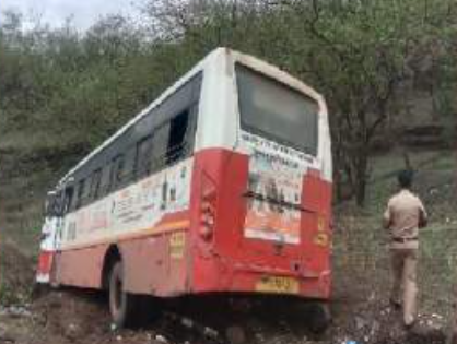 Chhatrapati Sambhajinagar: ST bus plunges into Ellora ghat, miraculous escape for passengers | Chhatrapati Sambhajinagar: ST bus plunges into Ellora ghat, miraculous escape for passengers