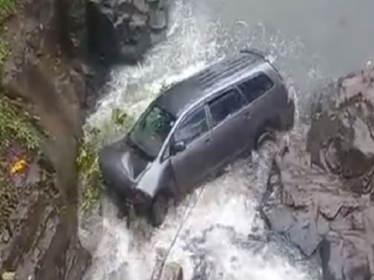 Car plunges into 30-feet stream after collision in Malshej Ghat | Car plunges into 30-feet stream after collision in Malshej Ghat