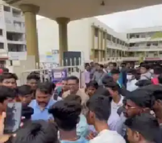 Kolhapur: Protest erupts at college after student wearing 'saffron gamcha' asked to leave | Kolhapur: Protest erupts at college after student wearing 'saffron gamcha' asked to leave