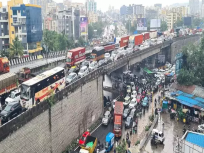 Pune: Major traffic disruption on Mumbai-Bengaluru highway, vehicles stranded up to Katraj tunnel | Pune: Major traffic disruption on Mumbai-Bengaluru highway, vehicles stranded up to Katraj tunnel