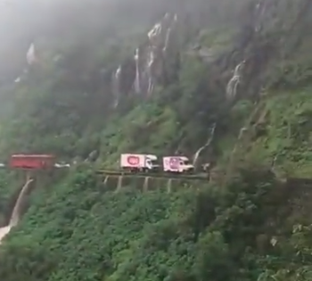 Landslide at Malshej Ghat causes traffic chaos on Nagar-Kalyan highway | Landslide at Malshej Ghat causes traffic chaos on Nagar-Kalyan highway Landslide at Malshej Ghat causes traffic chaos on Nagar-Kalyan highway | Landslide at Malshej Ghat causes traffic chaos on Nagar-Kalyan highway