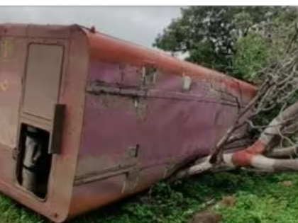Maharashtra: 10 injured after bus overturns in ghat section in Buldhana | Maharashtra: 10 injured after bus overturns in ghat section in Buldhana